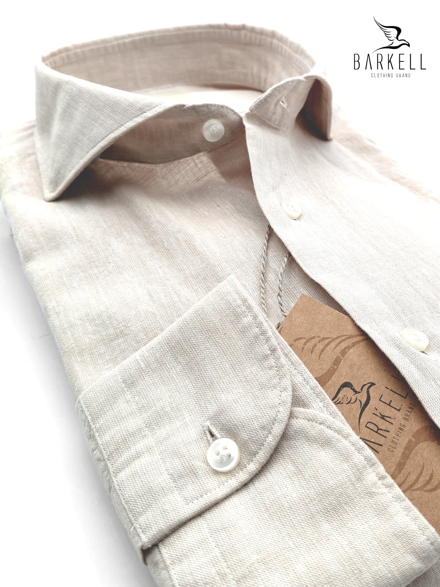 Camisa seccionada de mezcla de lino color arena con cuello francés