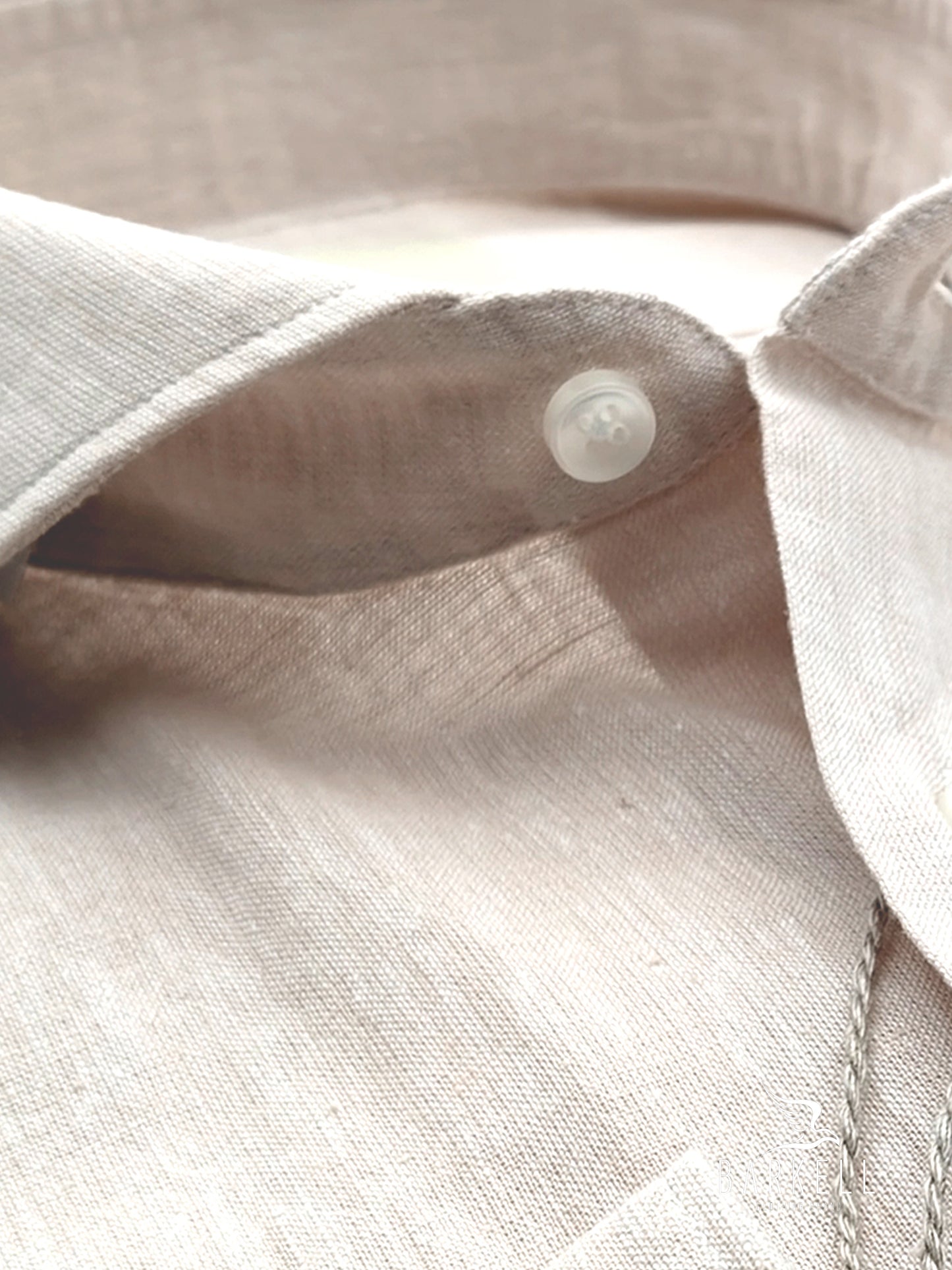 Camisa seccionada de mezcla de lino color arena con cuello francés