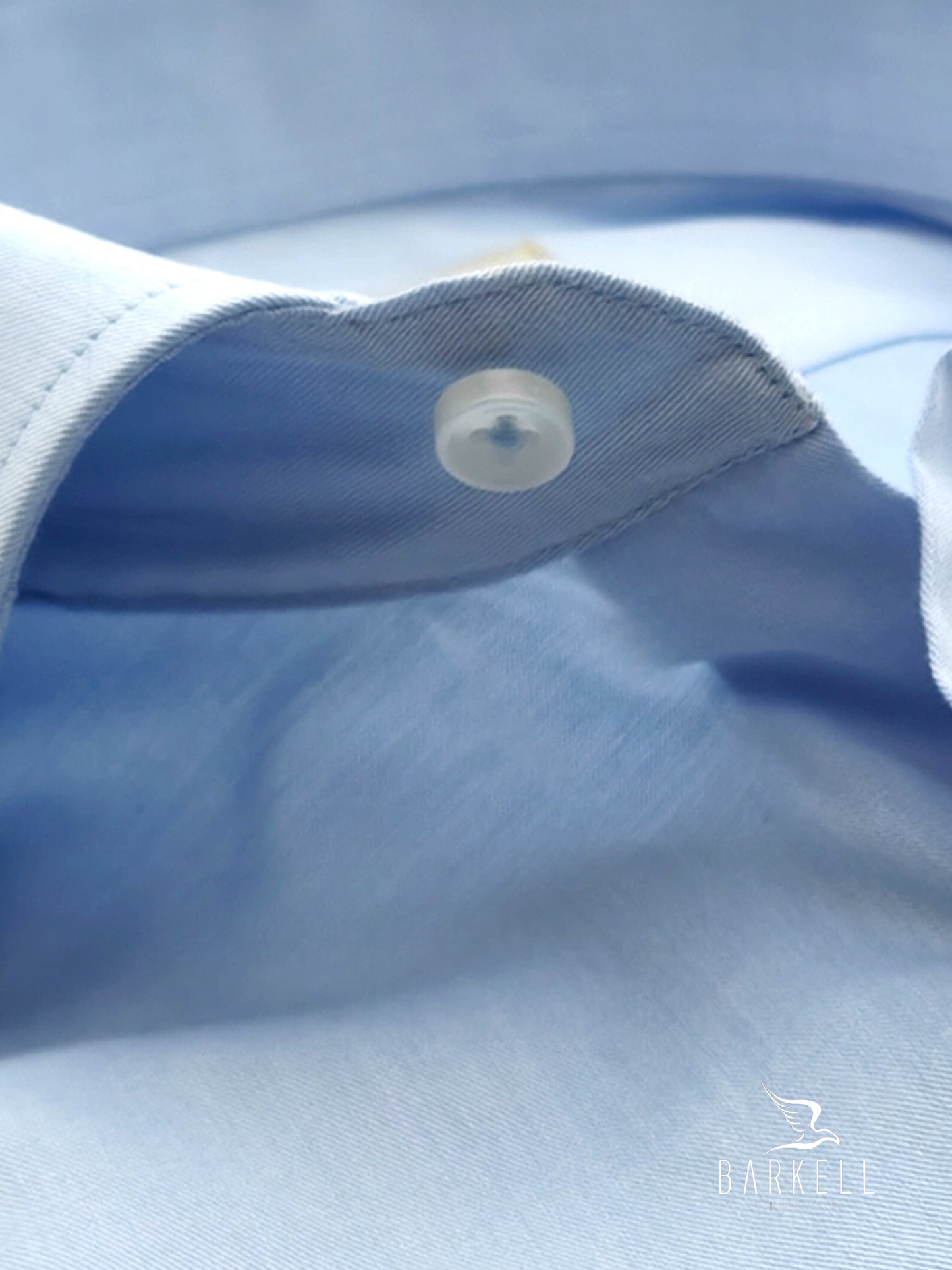 Camisa de sarga de algodón azul claro con cuello francés