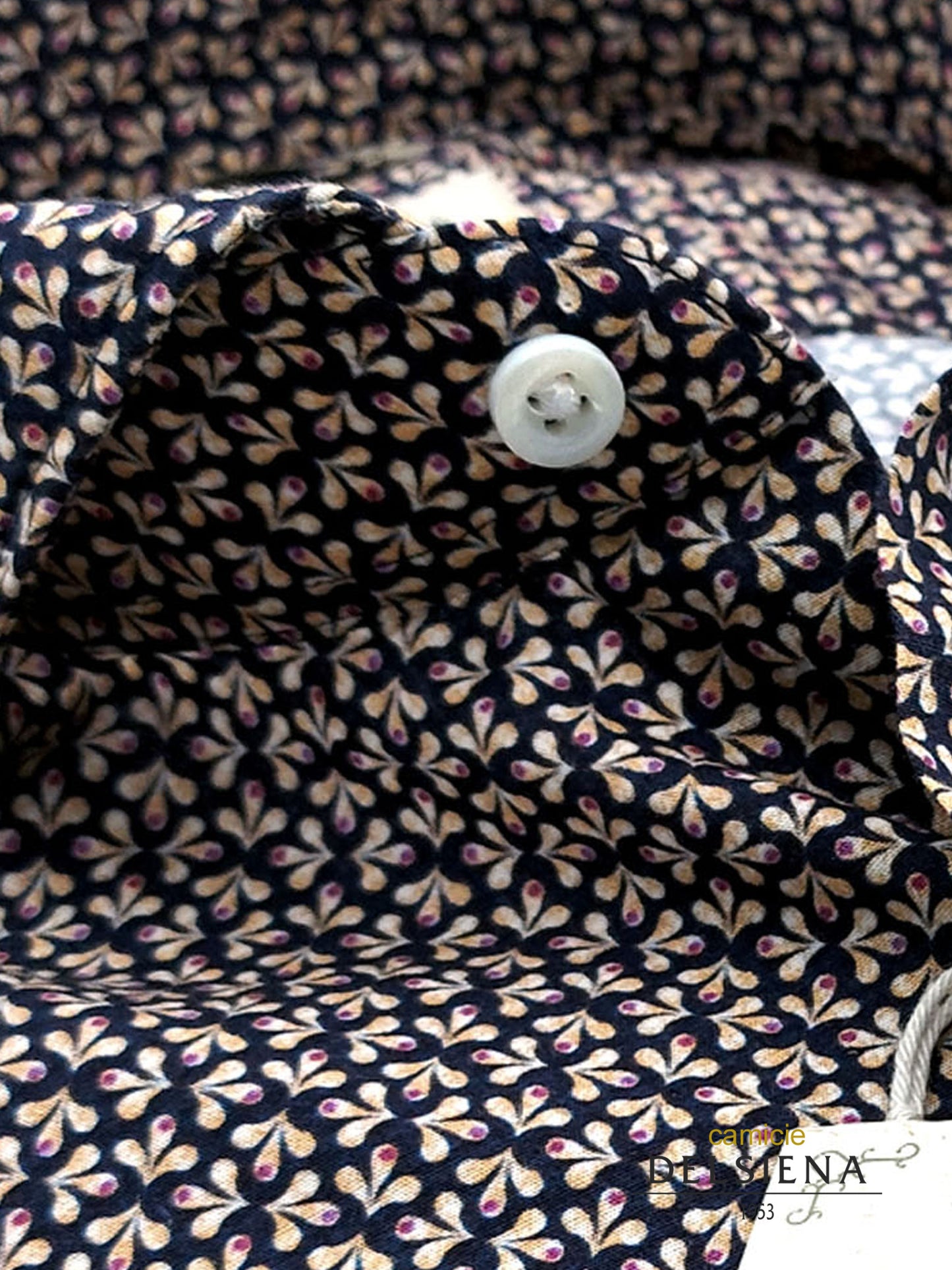 Camicia in Cotone Fantasia Trifoglio Beige e Pink Fondo Blu Collo Francese Cutaway