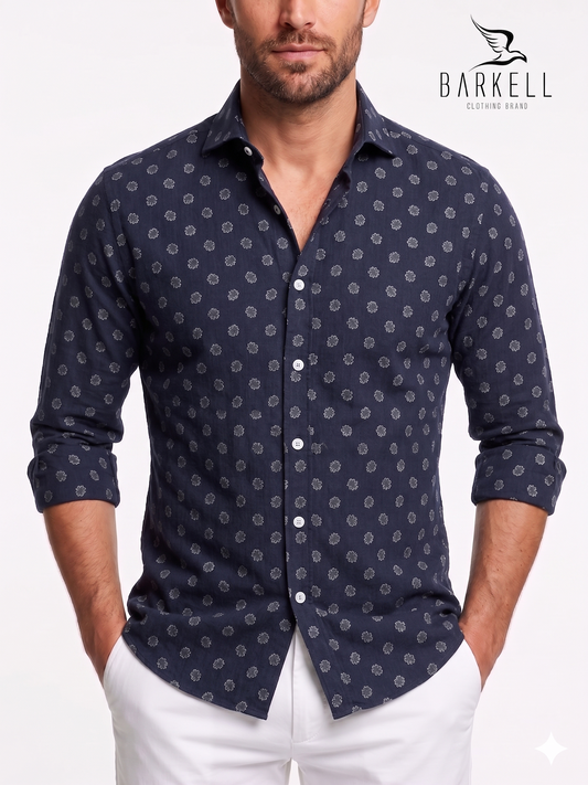 Camisa de algodón con estampado de hojas grises sobre fondo azul con cuello italiano pequeño