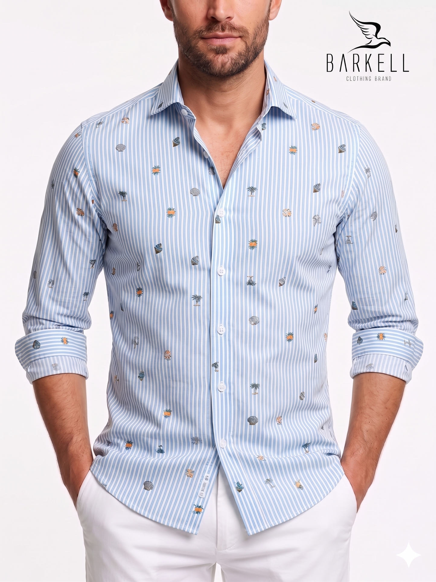 Chemise en coton à rayures bleues et motif coquillages sur fond blanc avec petit col italien