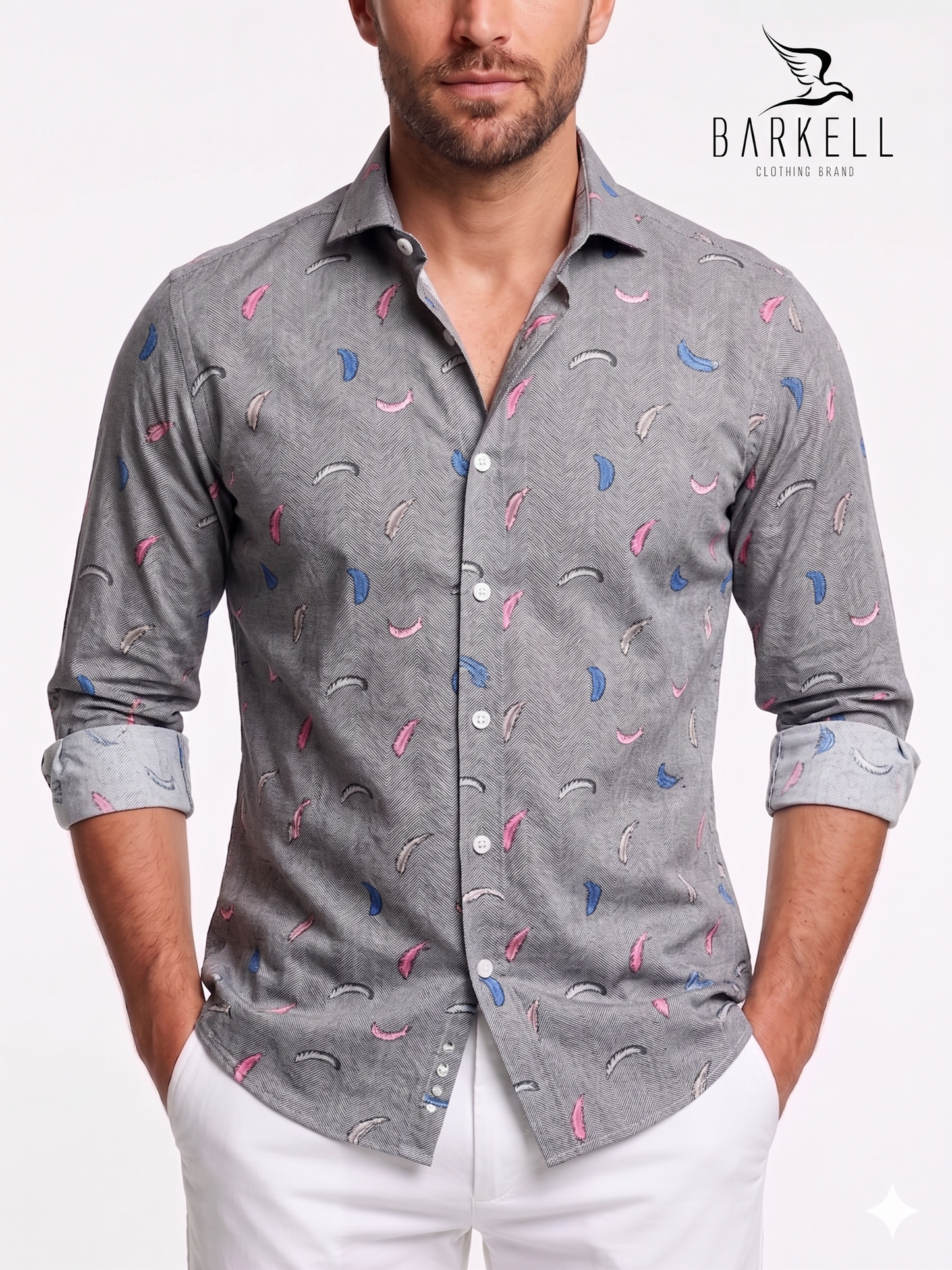 Camisa de algodón con estampado de plumas fucsia y celeste con fondo gris. Cuello francés pequeño