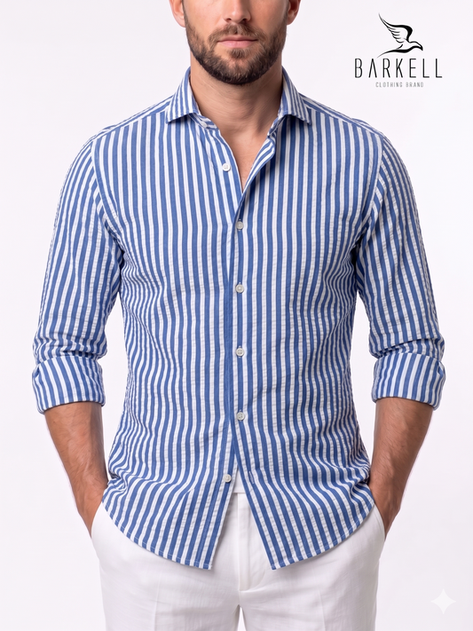 Camisa de algodón de seersucker a rayas azules y blancas con cuello francés