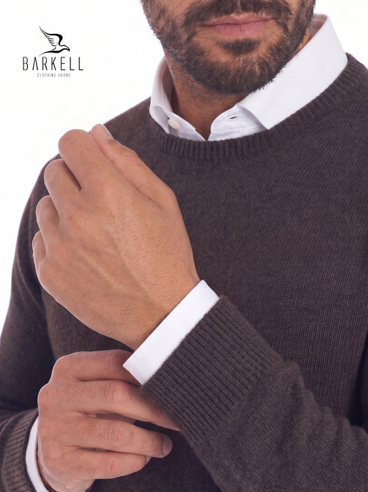 Round neck sweater in wool blend with 5% cashmere in walnut color