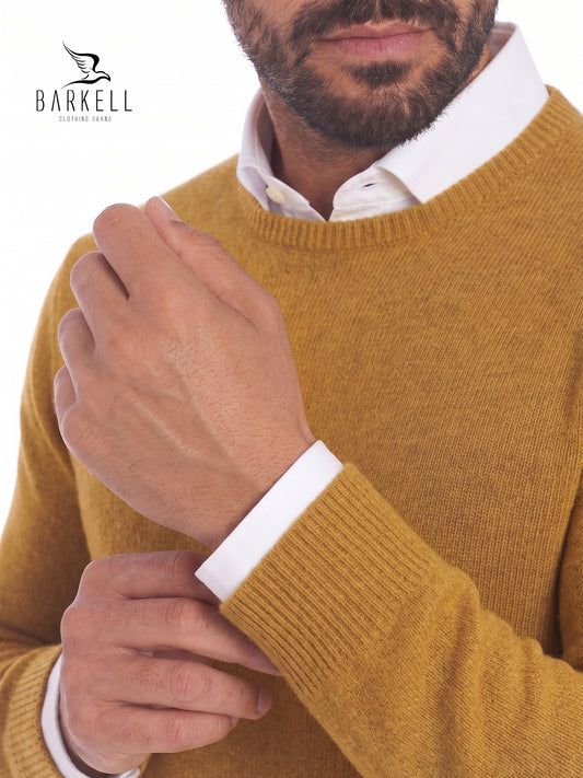 Round neck sweater in wool blend with 5% cashmere in walnut color