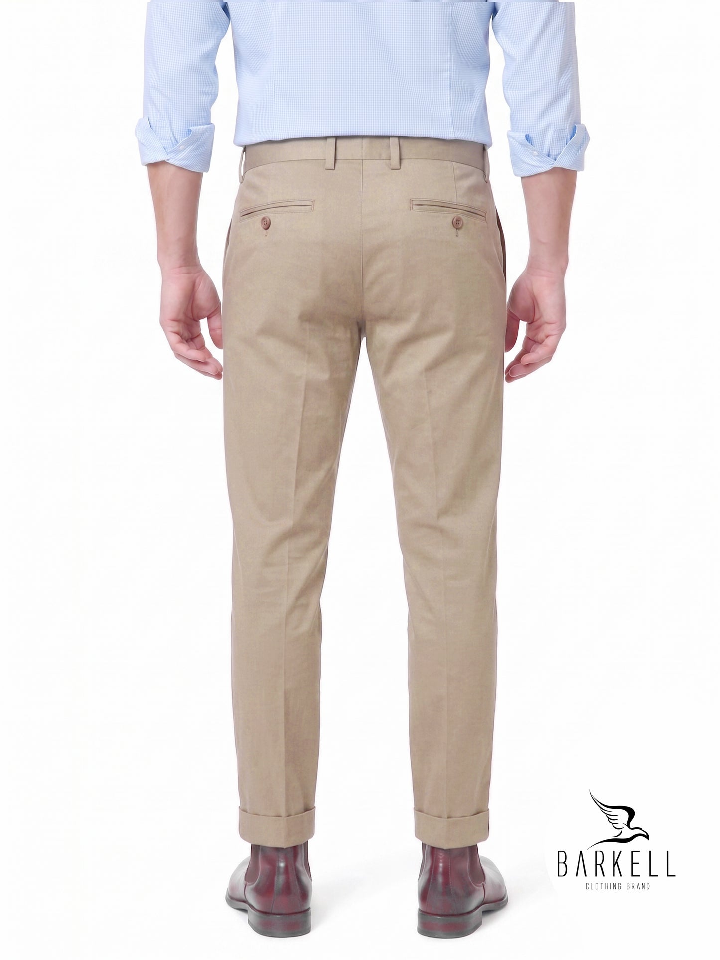 Pantalón modelo Chinos beige en raso de algodón.