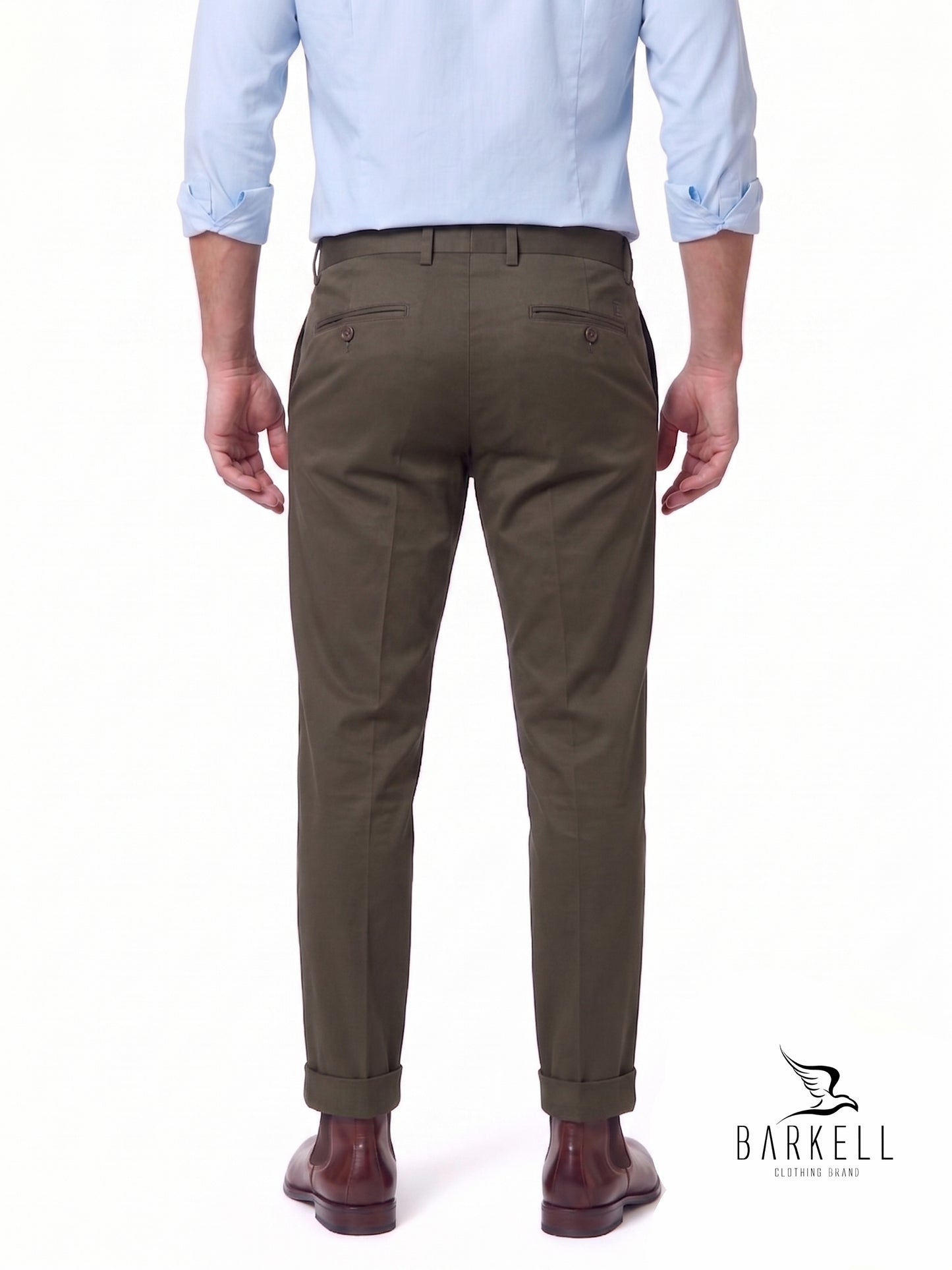 Pantalón barro modelo chino en raso de algodón.