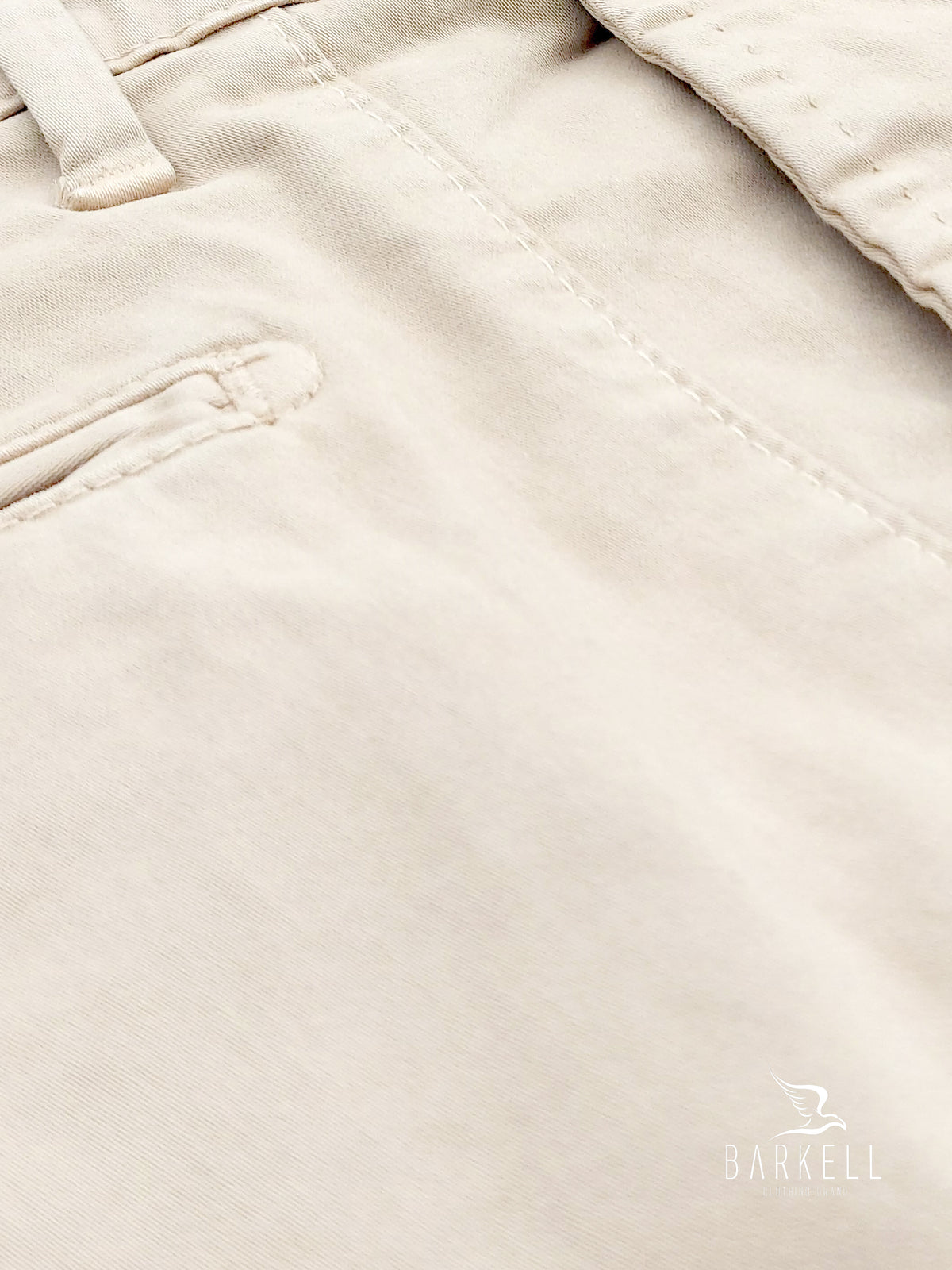 Pantalón modelo Chinos color crema en raso de algodón