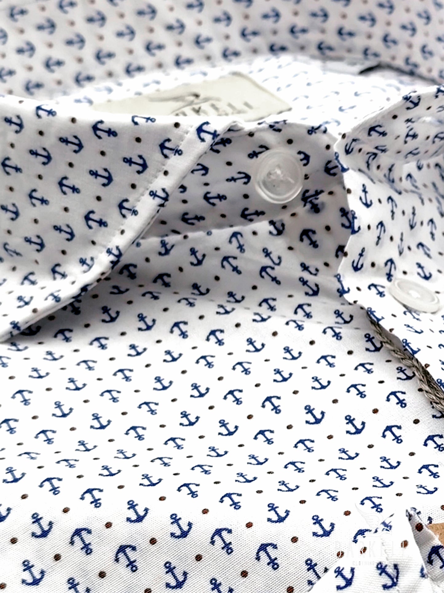 Camisa de Algodón con Estampado Hawaii Multicolor y Fondo Blanco. Collar Francés Pequeño