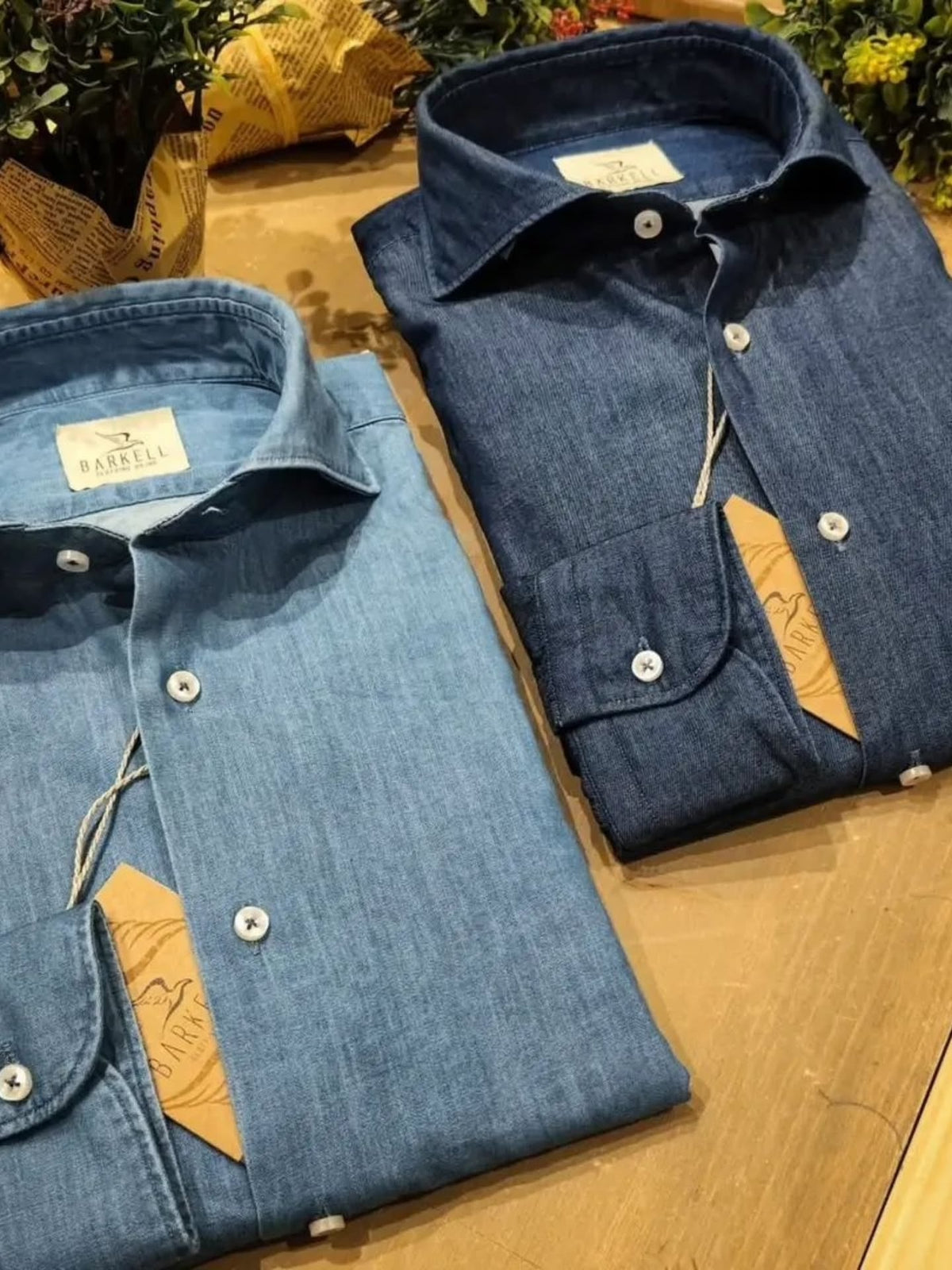 Chemise en denim de coton délavé de couleur jeans clair avec col italien