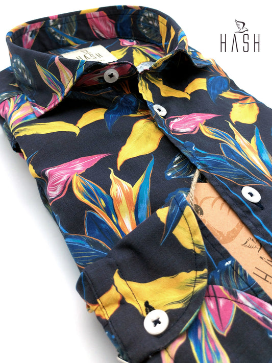 Camicia in Cotone Fantasia Fiore Tropicale Fondo Blu Collo Francese Piccolo Vestibilità Slim